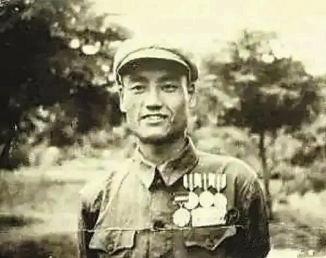 1952年，姚显儒趁天黑，摸到美军阵地前，突然，他感觉脚底碰到了什么，仔细一看，