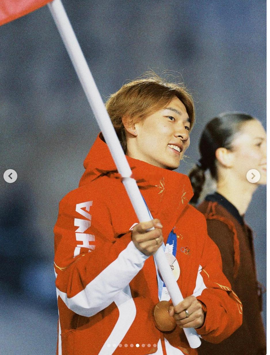 小鸣酱好帅！！苏翊鸣闭幕式旗手