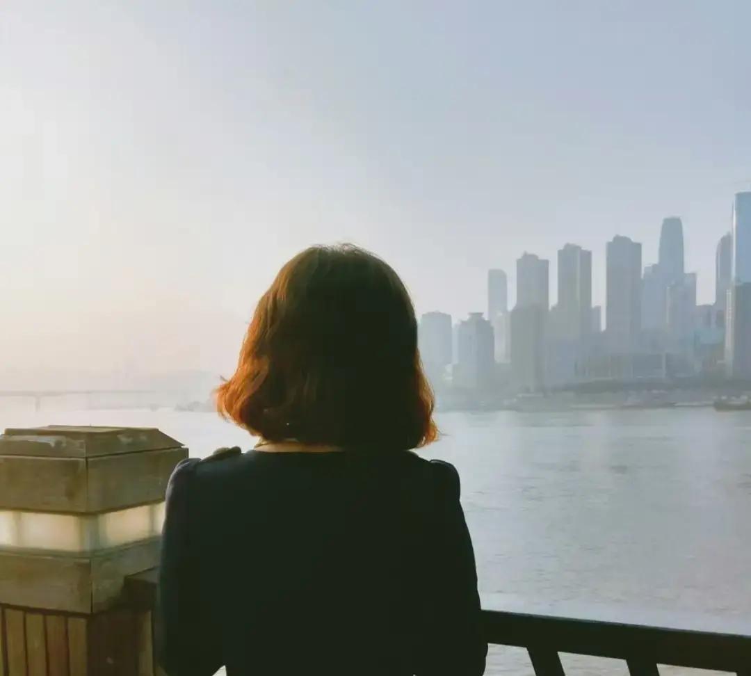 老张52岁，退休金3280，手机支架一拍，一句“身边也没个人，怎么办啊”冲上抖音