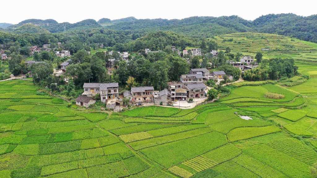 出身不分高低，人品和能力，从来不分城市和农村。
有个农村小伙，早年在城市打工，每