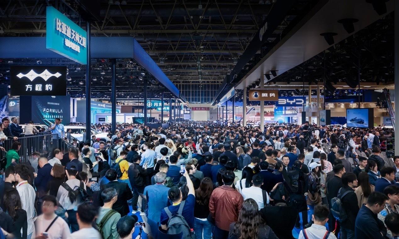 这次北京车展比亚迪E3馆真的很热闹，直接包下一整个馆，五网四品牌都来了，进去基本