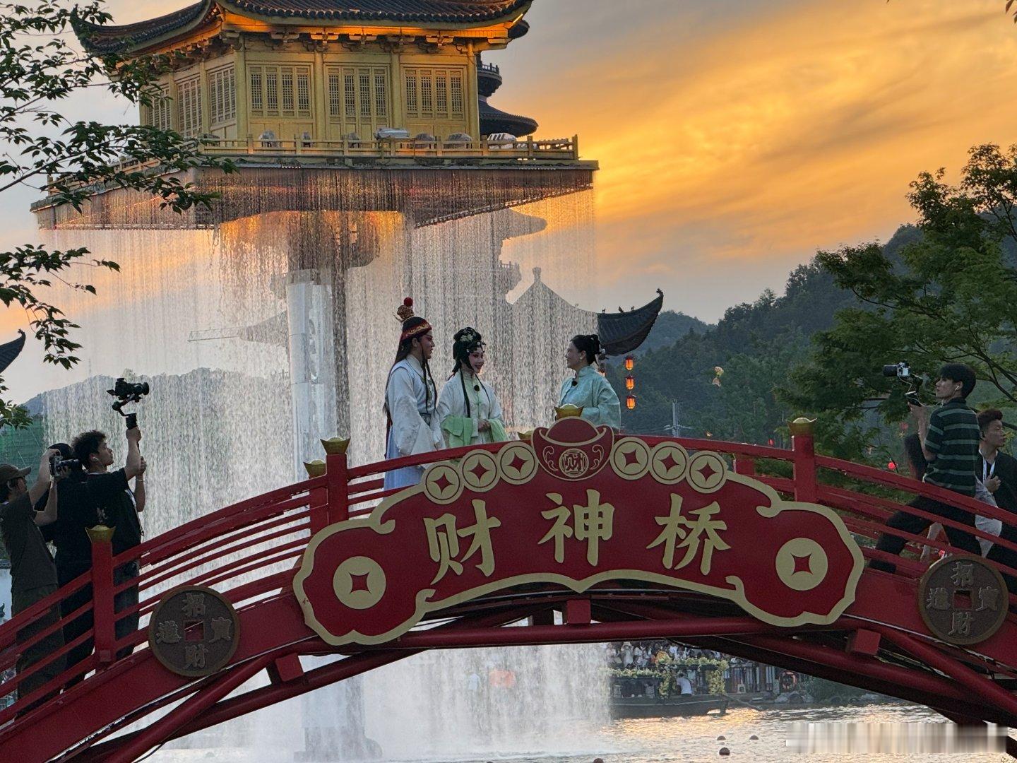 总要去一次婺女洲过夏天吧 泡四季恒温水乐园，玩20+水上项目，室内恒温不晒，亲子