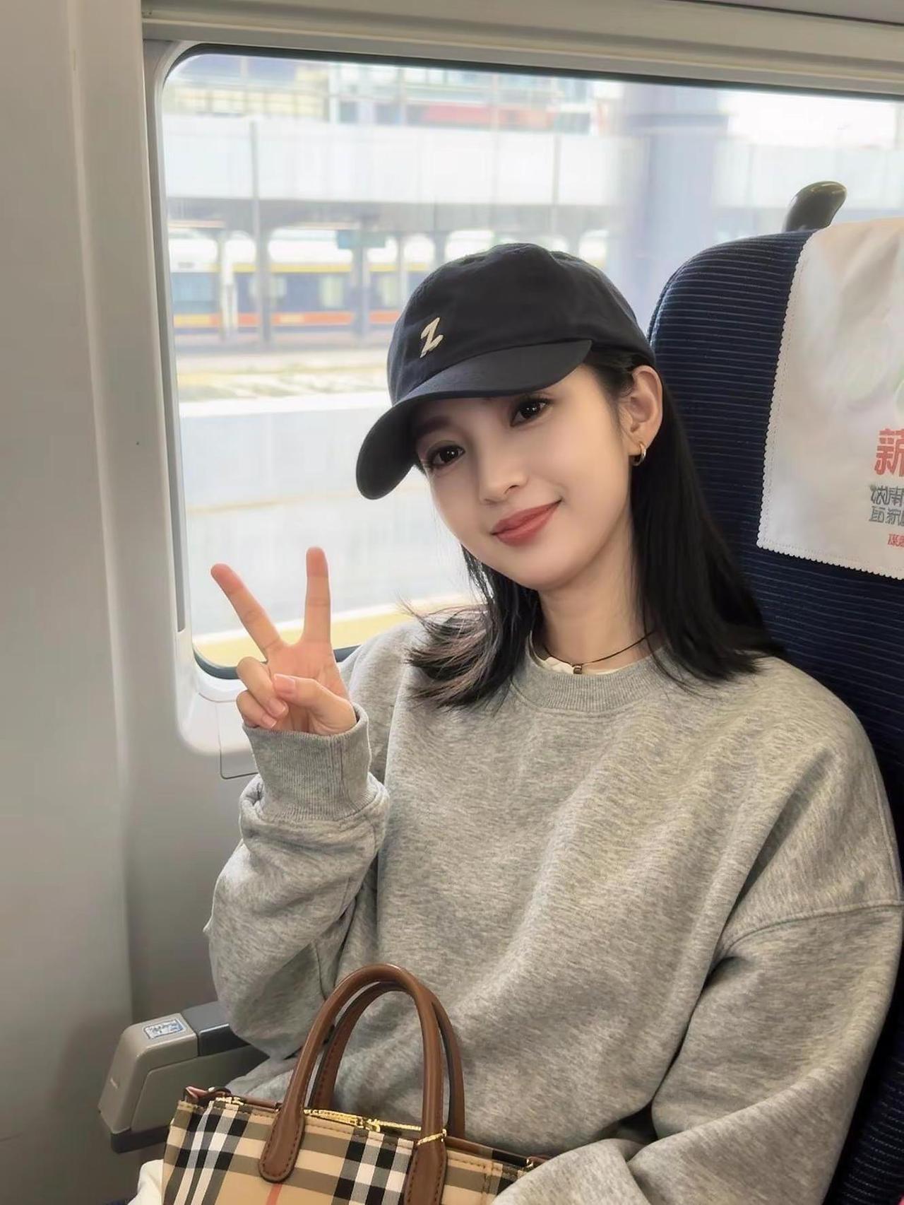 在希望与失望的决斗中，如果你用勇气与坚决的双手紧握着，胜利必属于希望 ——普里尼