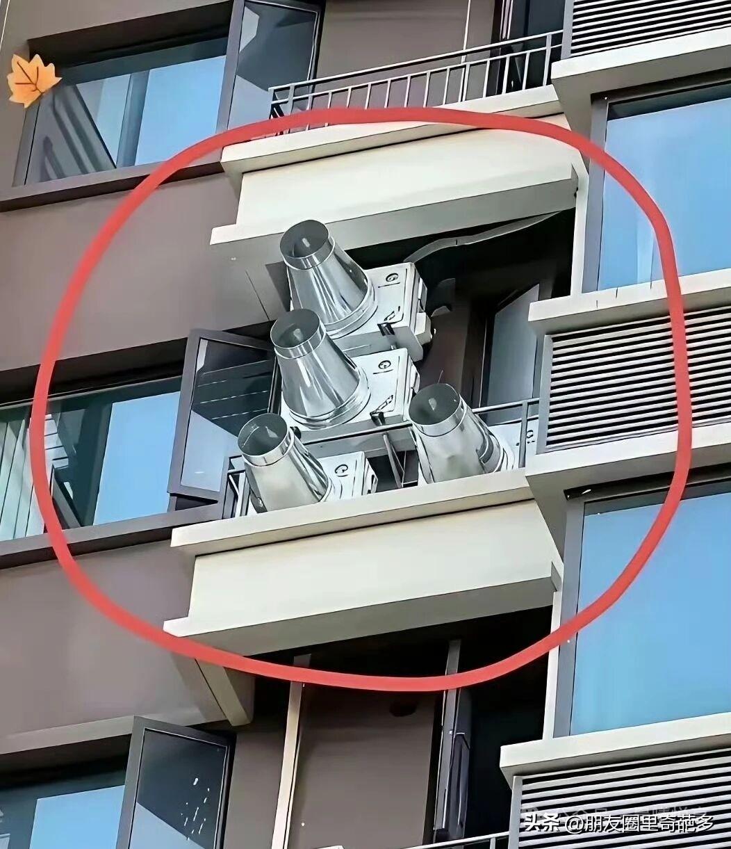 这家是干什么的？要不要举报？
老话说事出反常必有妖。
给空调室外机加装轴流风机，