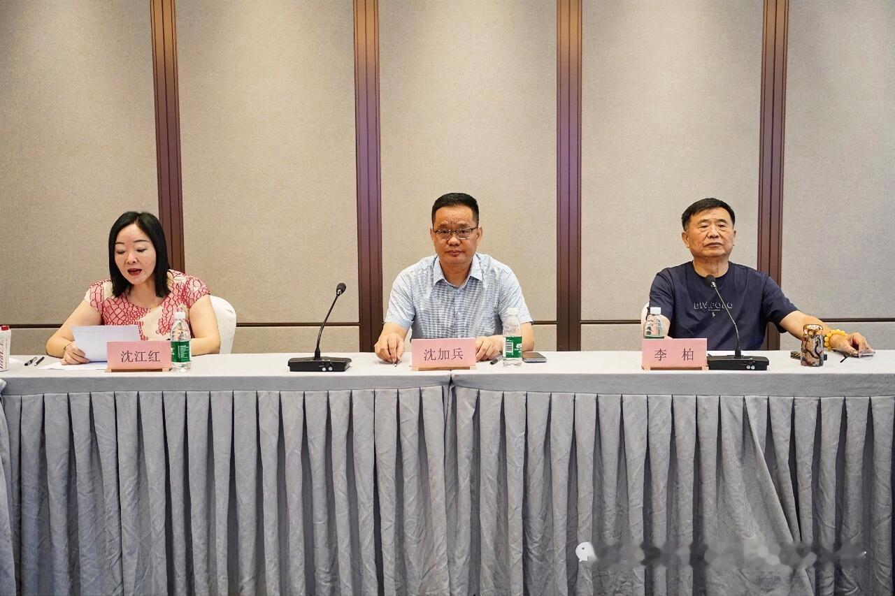 7月25日下午，海南省江苏商会“迎八一”座谈会暨理事会新晋成员入会仪式在海口美华
