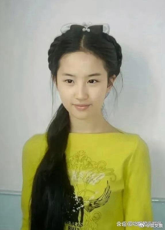 18岁刘亦菲的小龙女面试素颜照太绝了！清透五官毫无修饰却惊艳十足，唯独这身衣服，