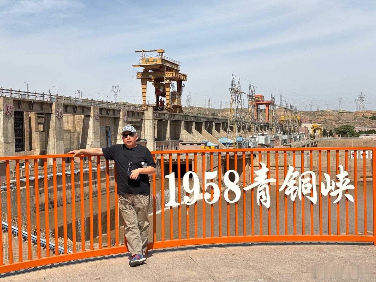 今天上午到了青铜峡，拍了一张打卡照。 青铜峡·青铜峡黄河大峡谷旅游区