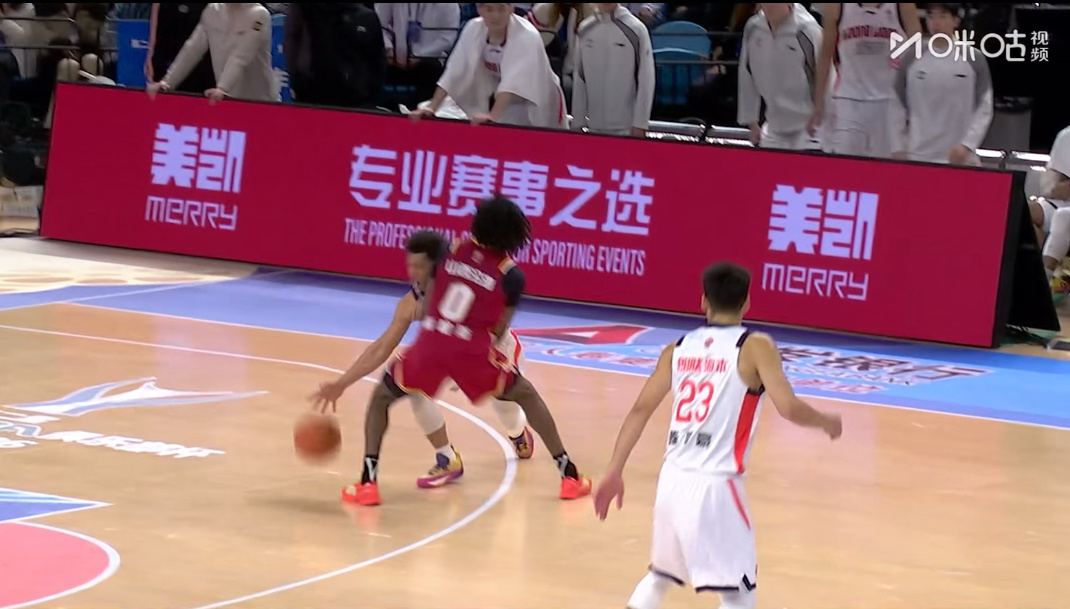 黑根斯造成威金顿走步失误，这个防守位置的预判有点东西 cba俱乐部杯