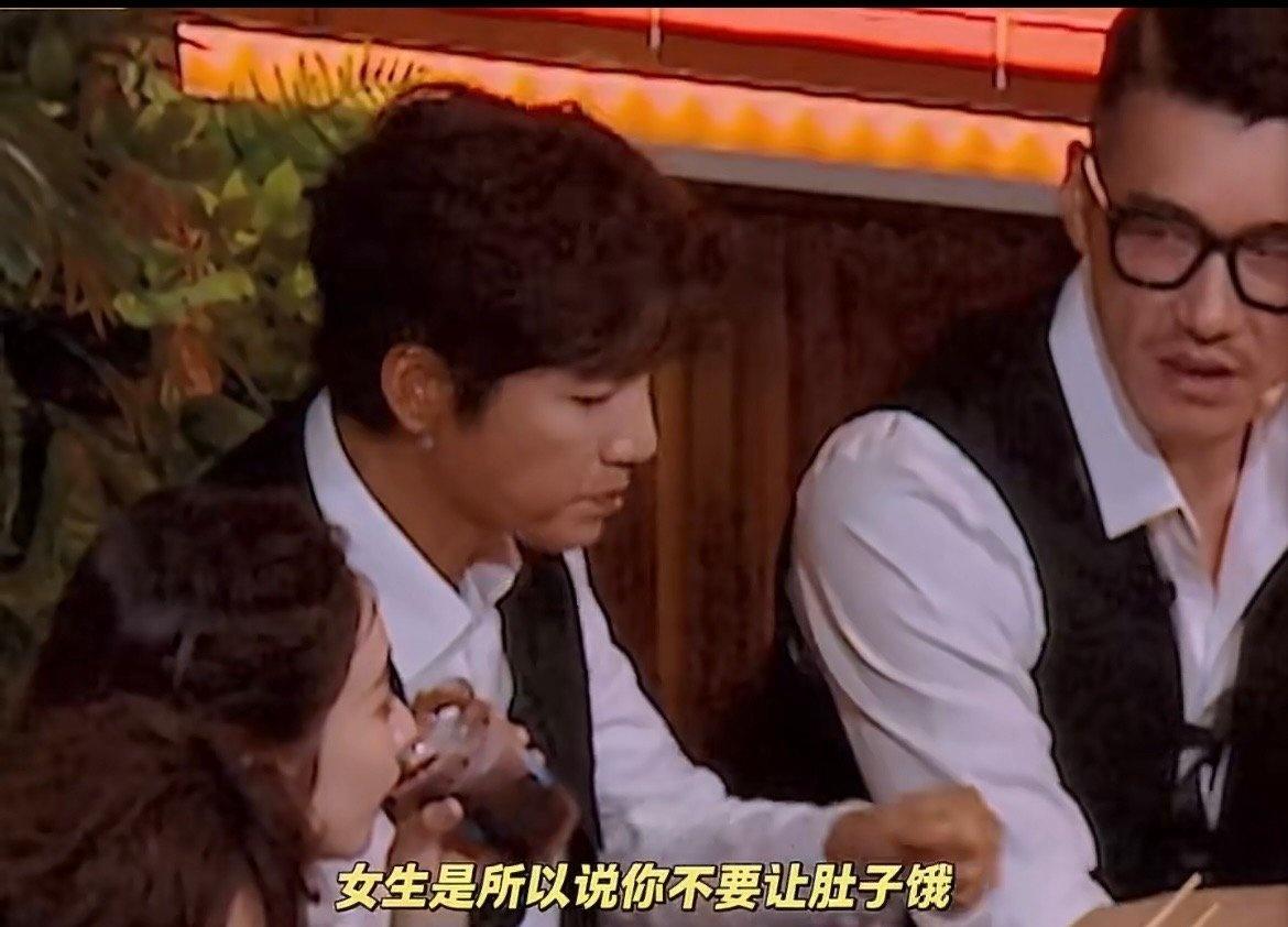 一边优雅输出塑形知识，一边安静埋头干饭，两位男神的反差感直接封神✨ ​​​