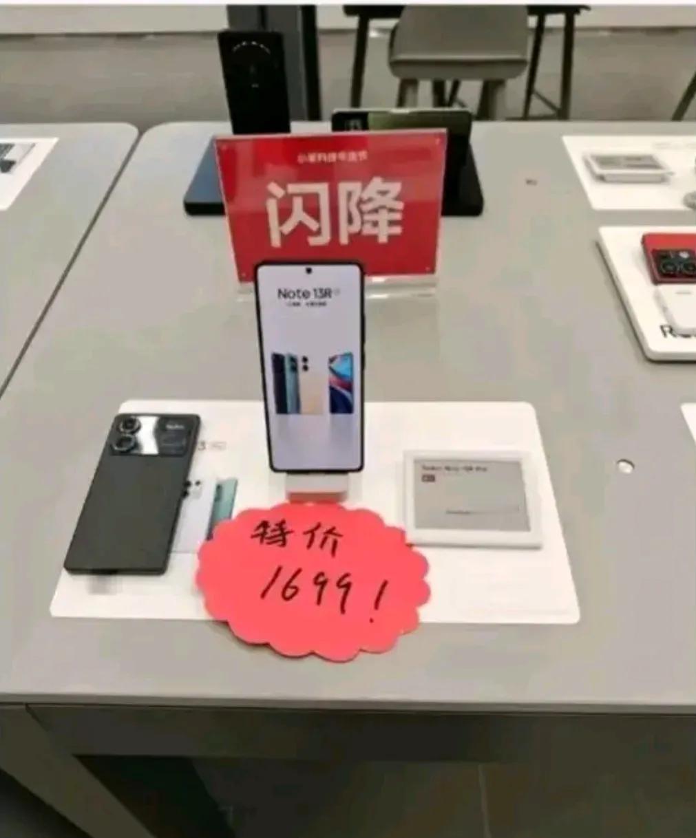 what，不是说这机器专供运营商嘛？不是说线下不卖嘛？但它出现在小米之家，那估计