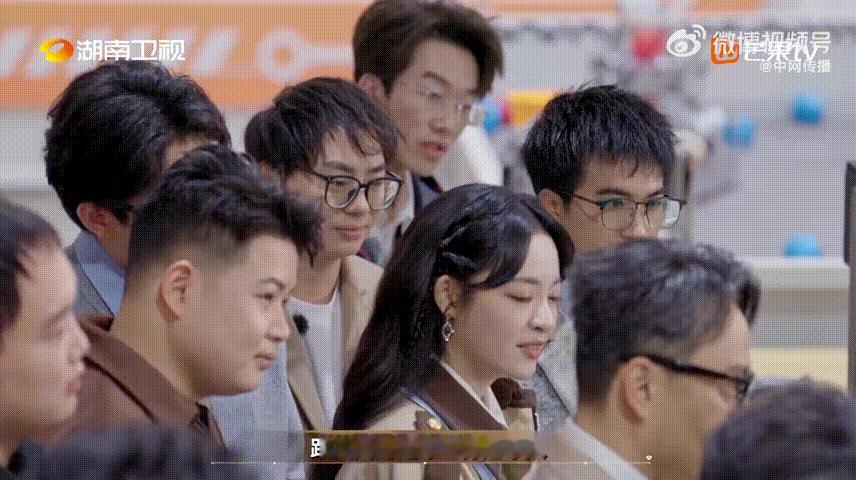 机器人国足拿了世界杯冠军这波科创操作太绝了！上海交大的足球机器人战队，第一次亮相