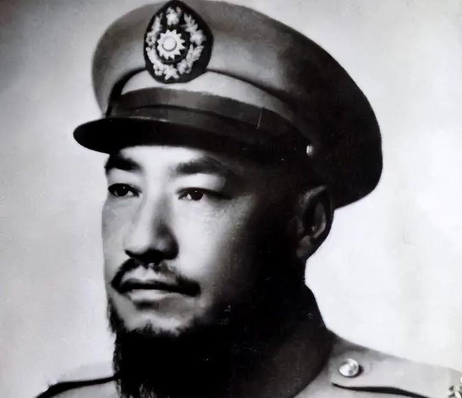 1958年，青海“土皇帝”马步芳偷偷在亲侄女喝的水里下了药，扒光她的衣服后，迫不