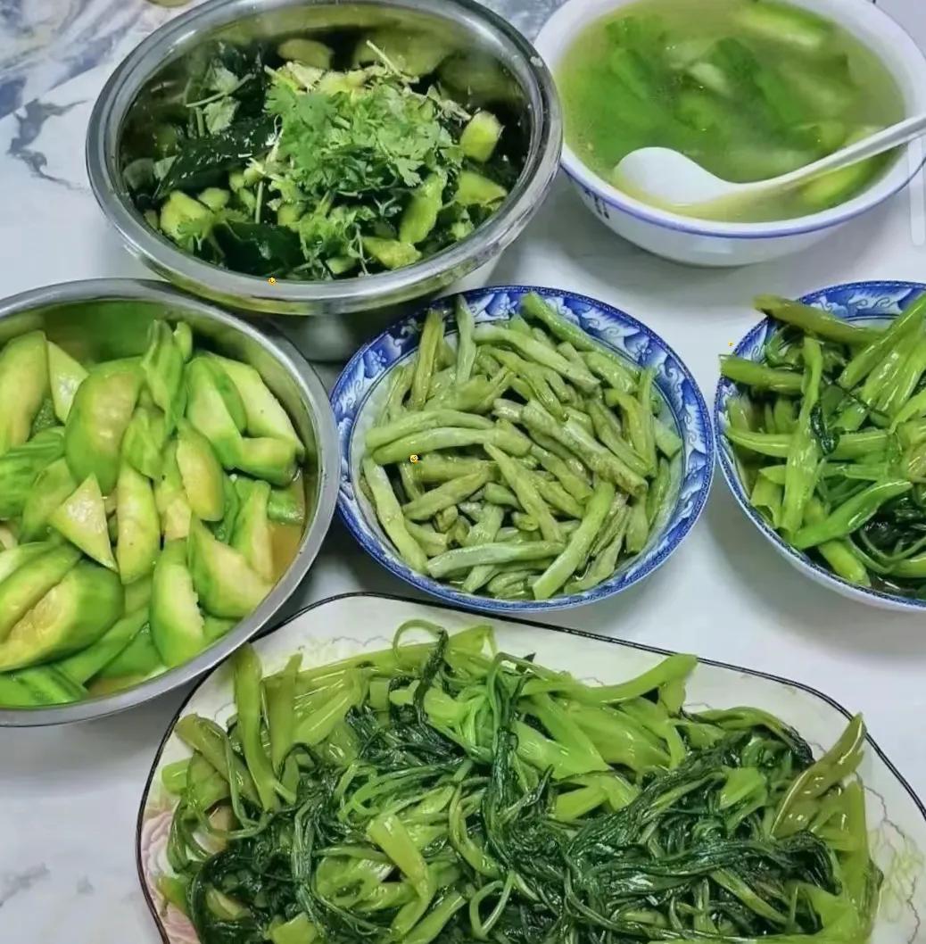 爱吃肉的婆婆要来了，这一大桌子菜，也满行了吧。会不会说我太抠门？
