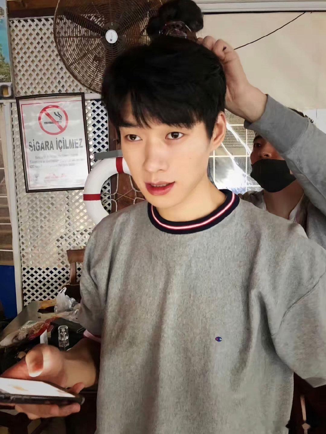 魏大勋扇鸡 真的被魏大勋戳中笑点，扇鸡这个梗也太绝了，全场都被他逗笑了你好星期六