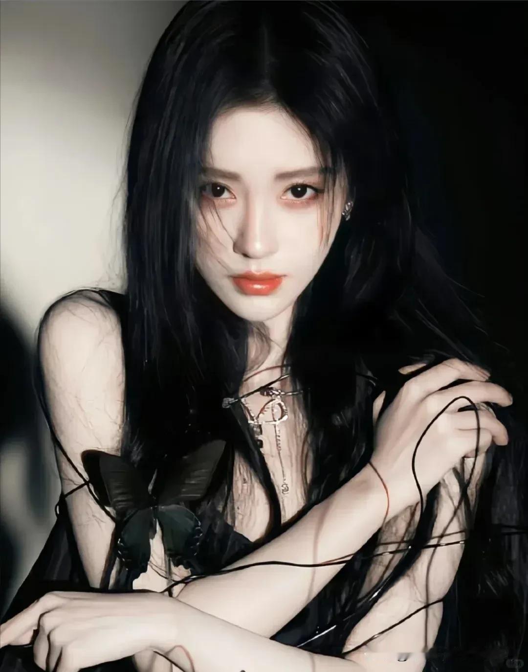 娱乐圈：浮华背后，皆是荒诞与权谋

娱乐圈宛如一片深不见底的幽潭，表面闪耀着璀璨