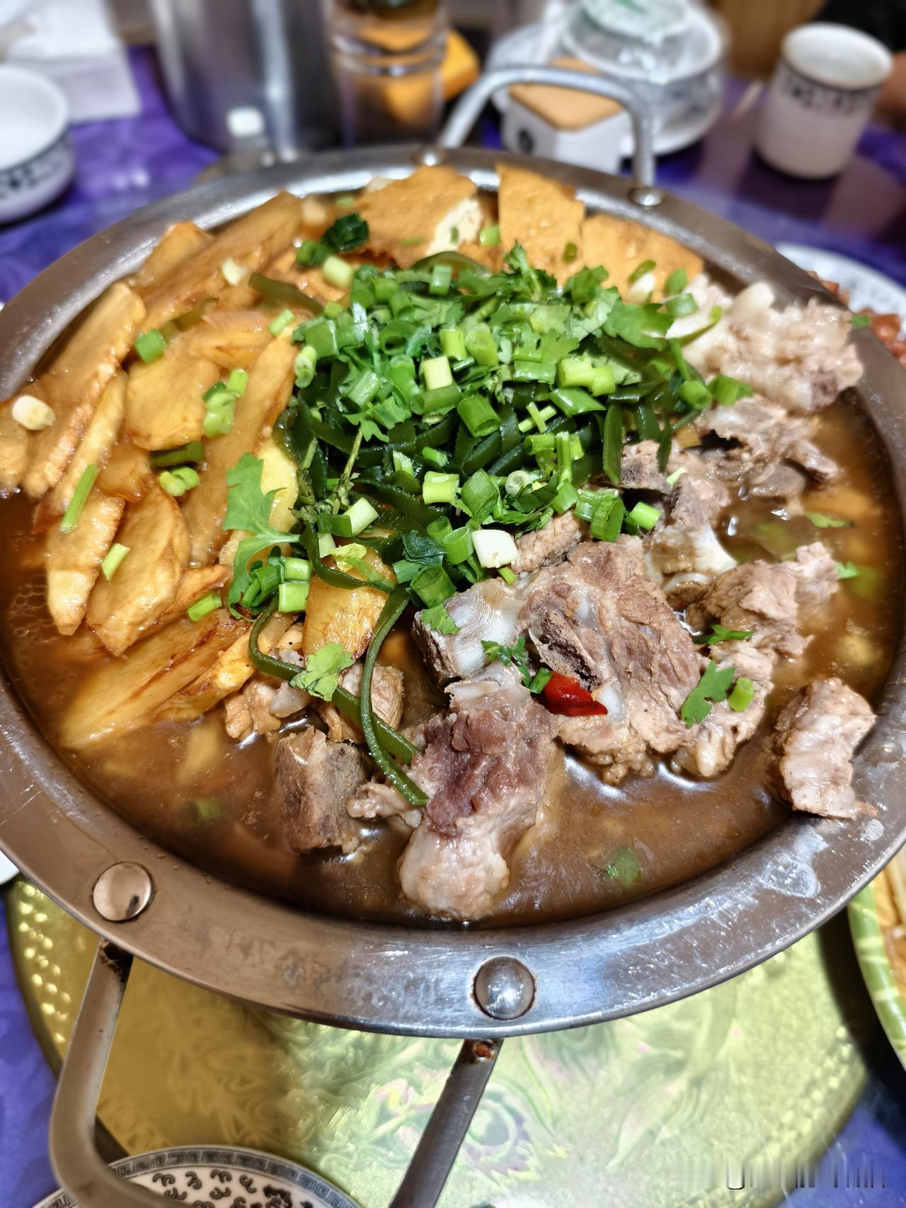 夏日生活打卡季 淅沥沥的小雨下个不停，山西偏关猫姐裁缝店也几乎没有顾客，那么如何