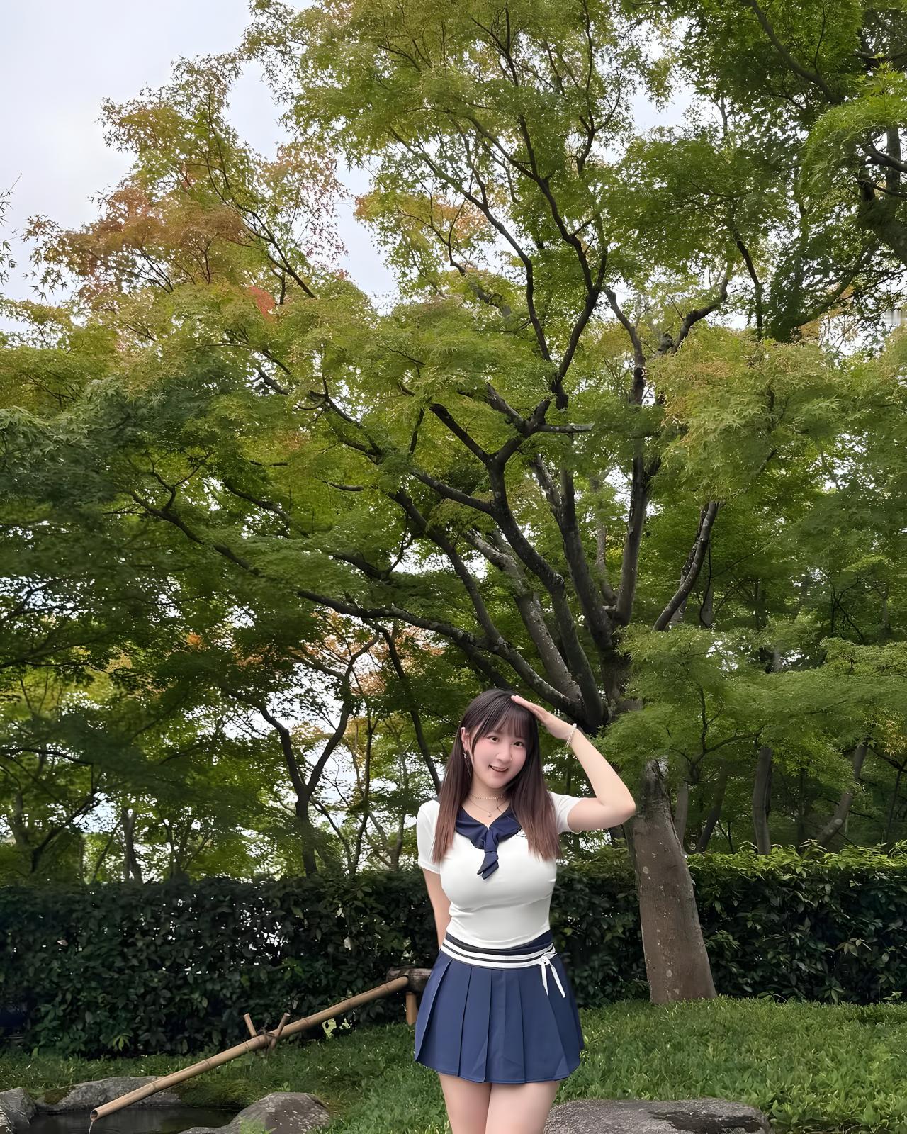 青春洋溢的校园风，绿意盎然的公园里，少女甜美微笑，仿佛置身于童话世界。🌿💕成