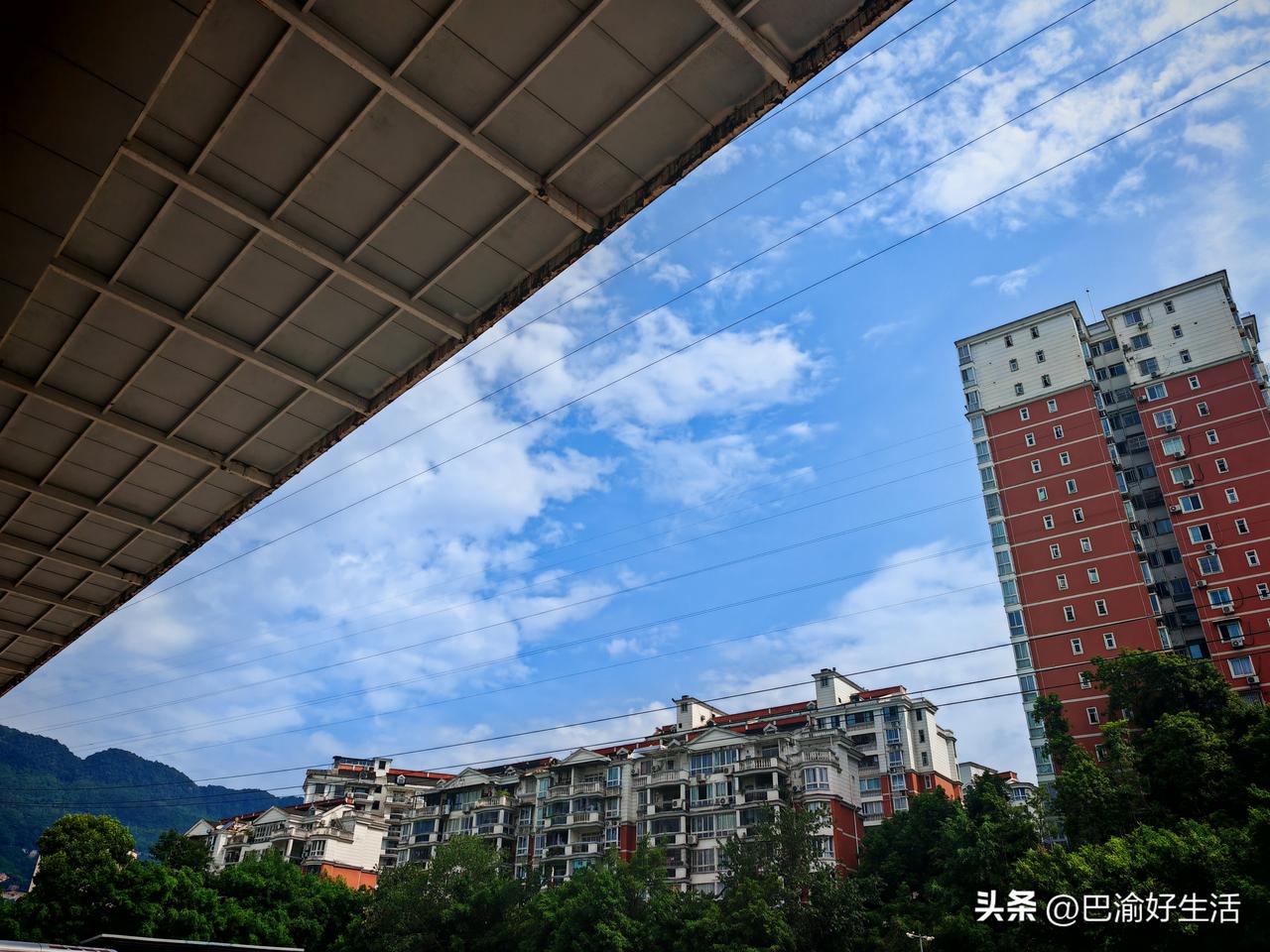 这两天重庆降温了，但是却非常的闷热，简直是糟糕透了，说句实话，比前些天的40℃难