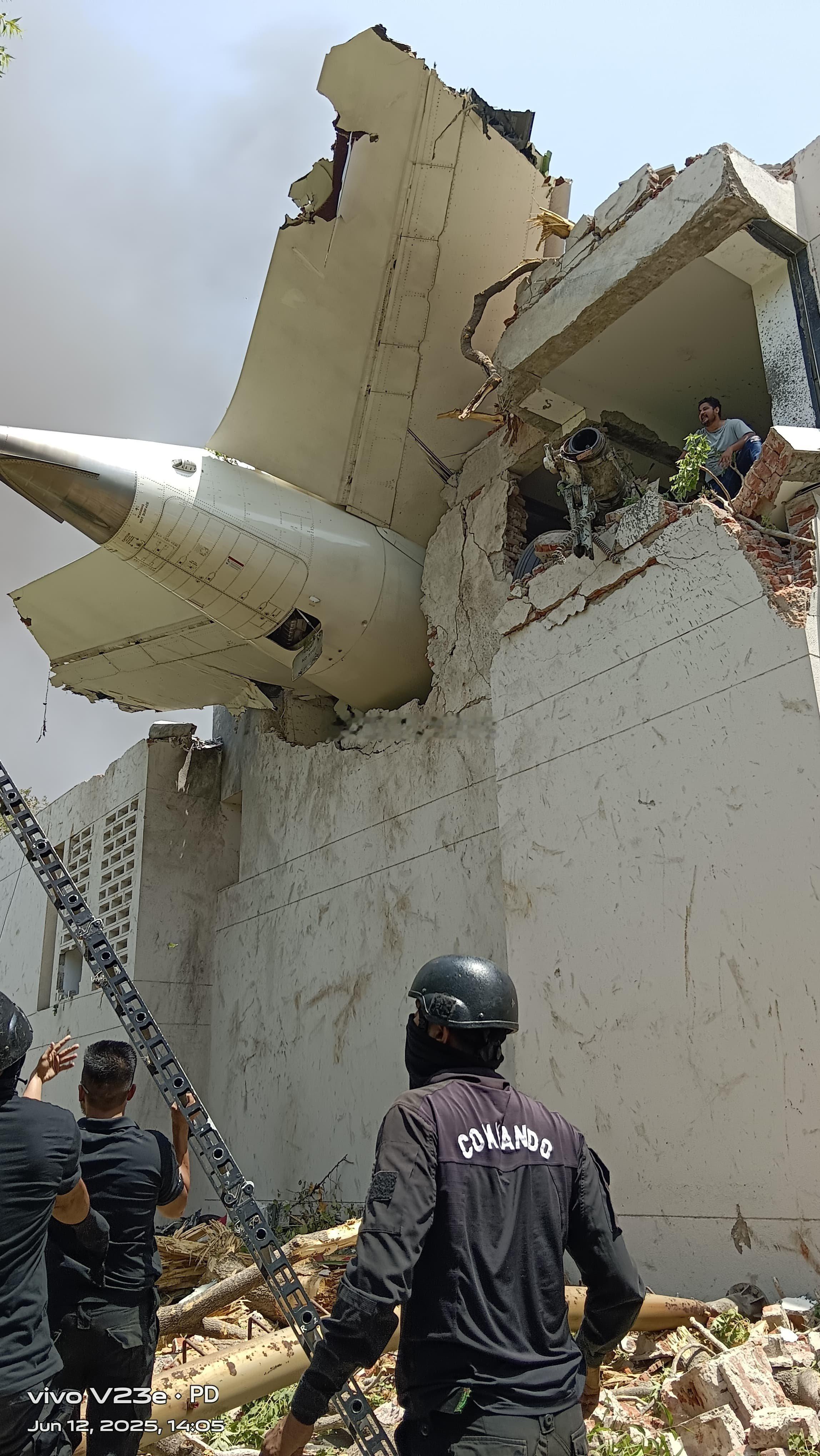 印度一客机起飞后坠入居民区 ​​​6月12日，印度航空公司一架飞往英国伦敦的波音