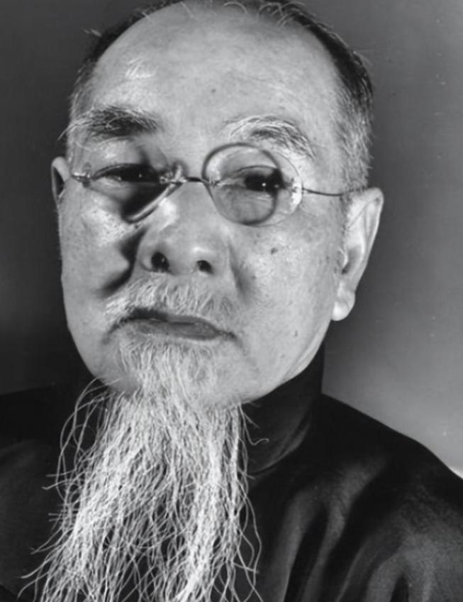 1936年，蒋介石西安脱险后，在南京下飞机，何应钦第一个上去迎接，谁知蒋介石却绕