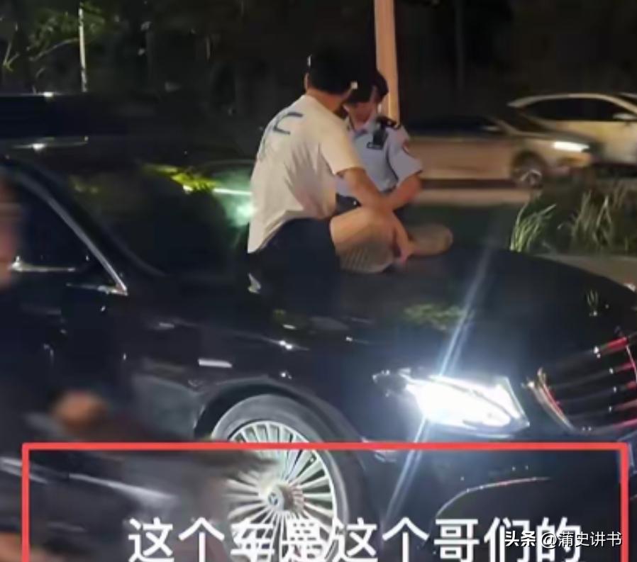 街头被逮 广西南宁小伙借奔驰给女友，街头突发惊险一幕引热议 场面十分惊险

小伙