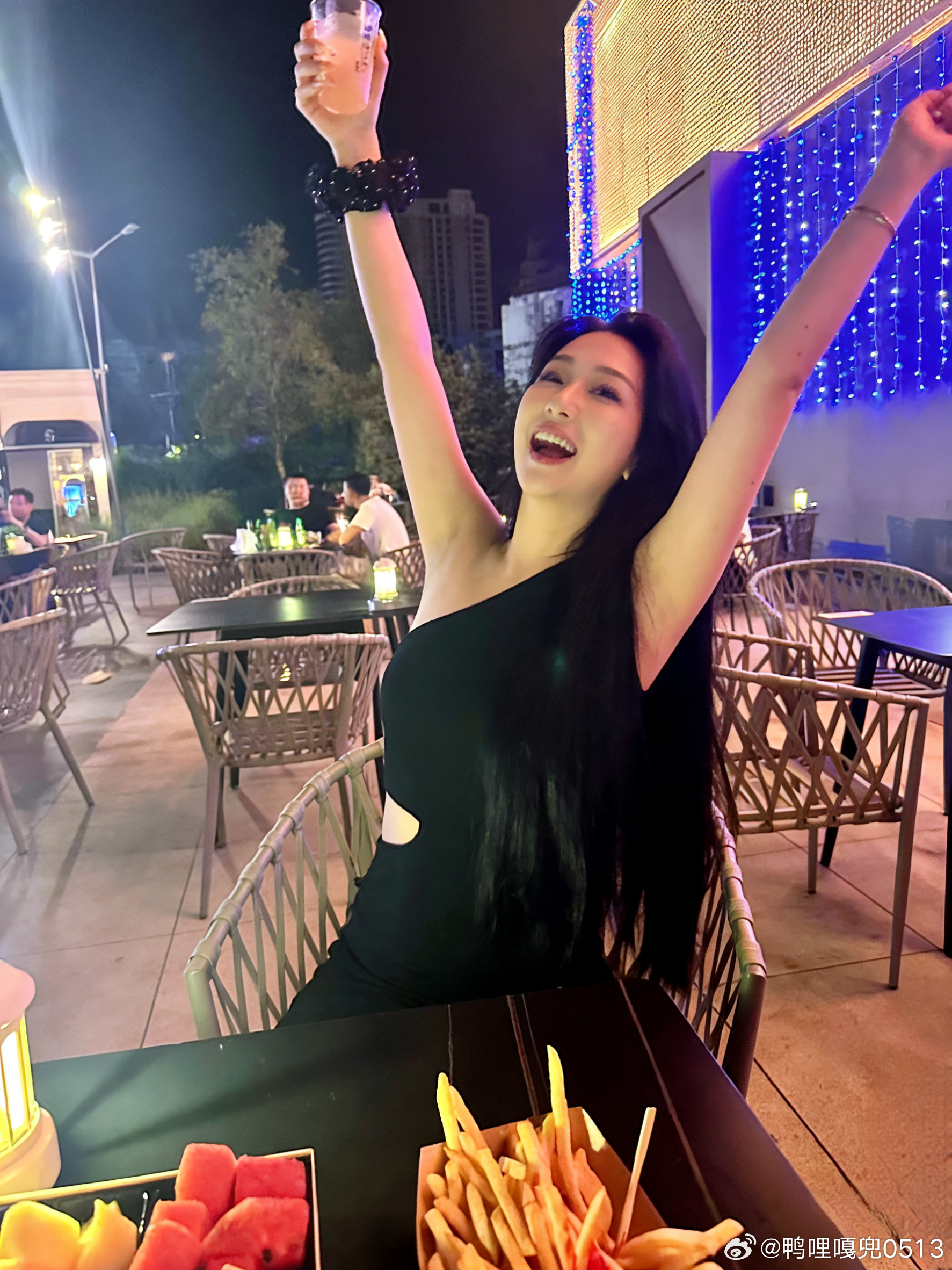 穿搭时尚穿搭今天穿什么ootd单肩黑色背心更适合晚上去嗨啤