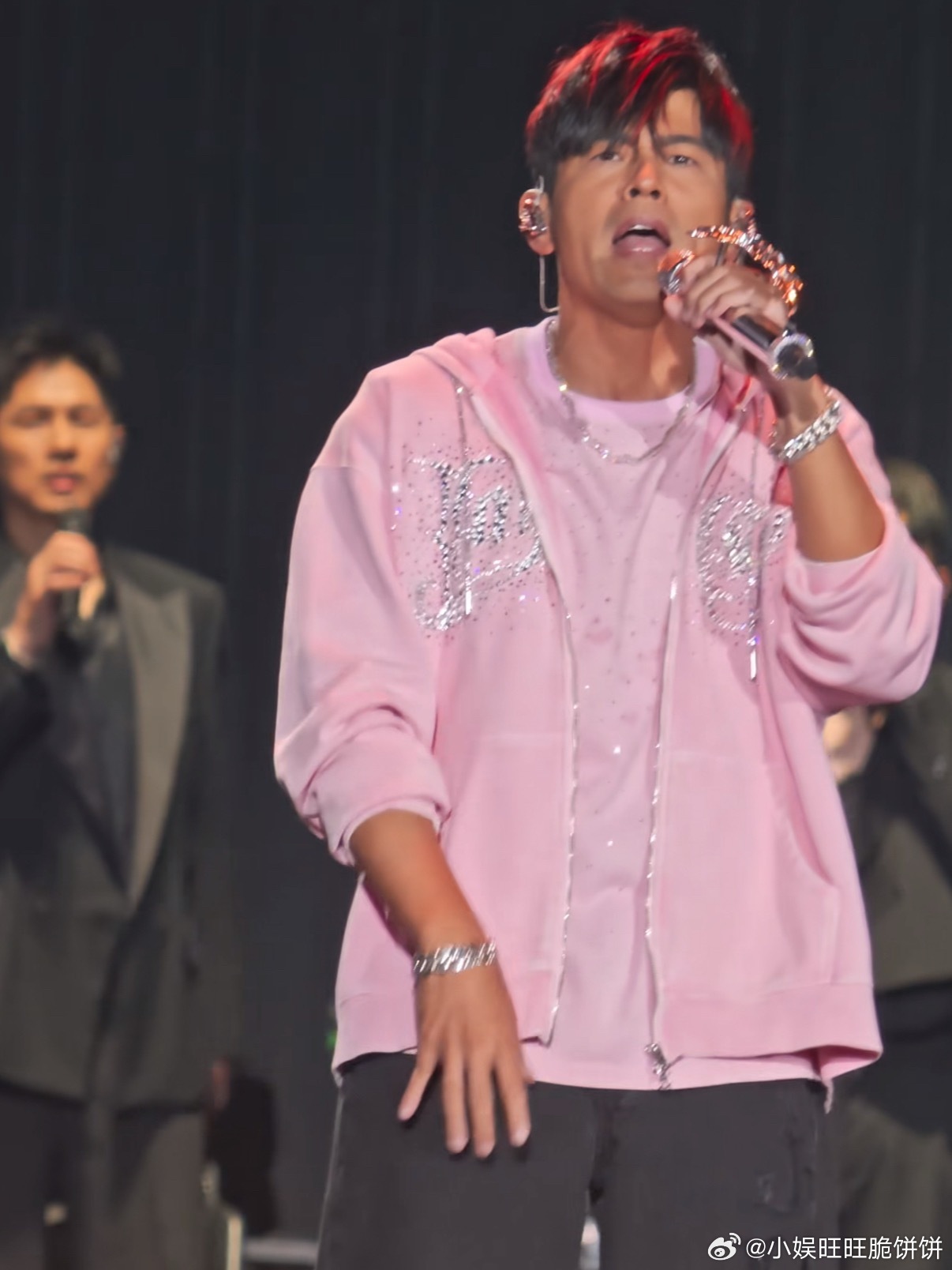 这谁能认得出来是周杰伦还是何广智 