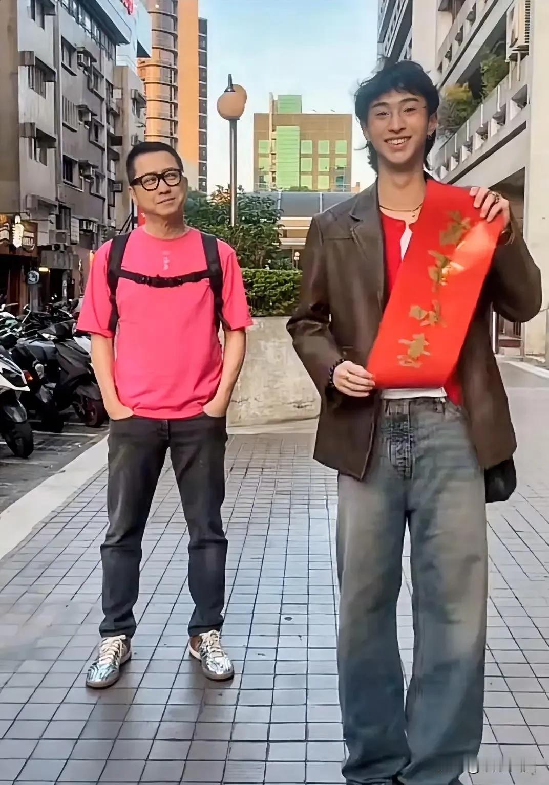 感觉他真的很爱伊能静，透过他看她的感觉…

爱吧，不然顶着压力恋爱那么多年，只不