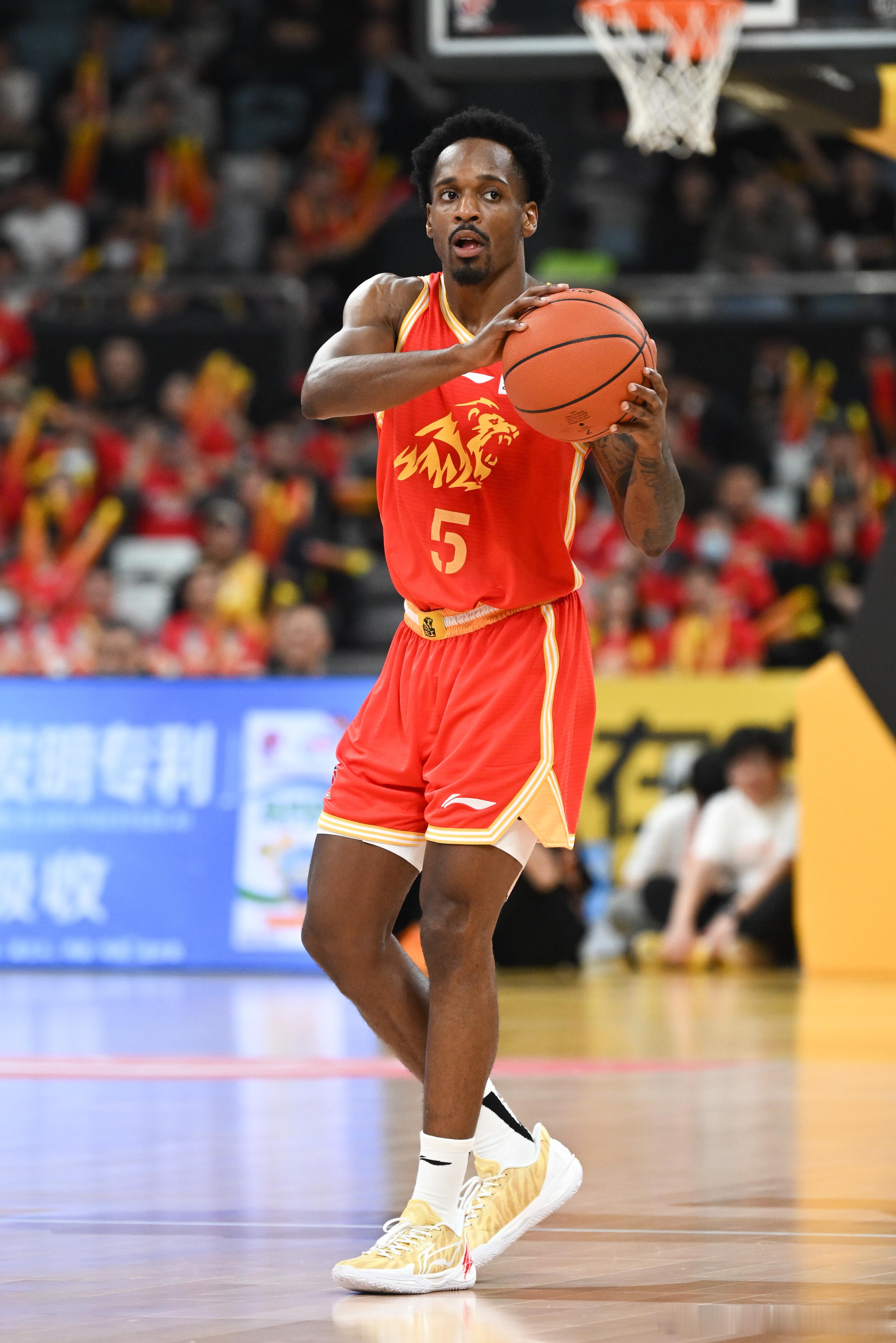 昨日揭幕战部分球员上脚球鞋，孙铭徽依然钟意巴特勒主线，胡金秋直接穿上了驭帅20广