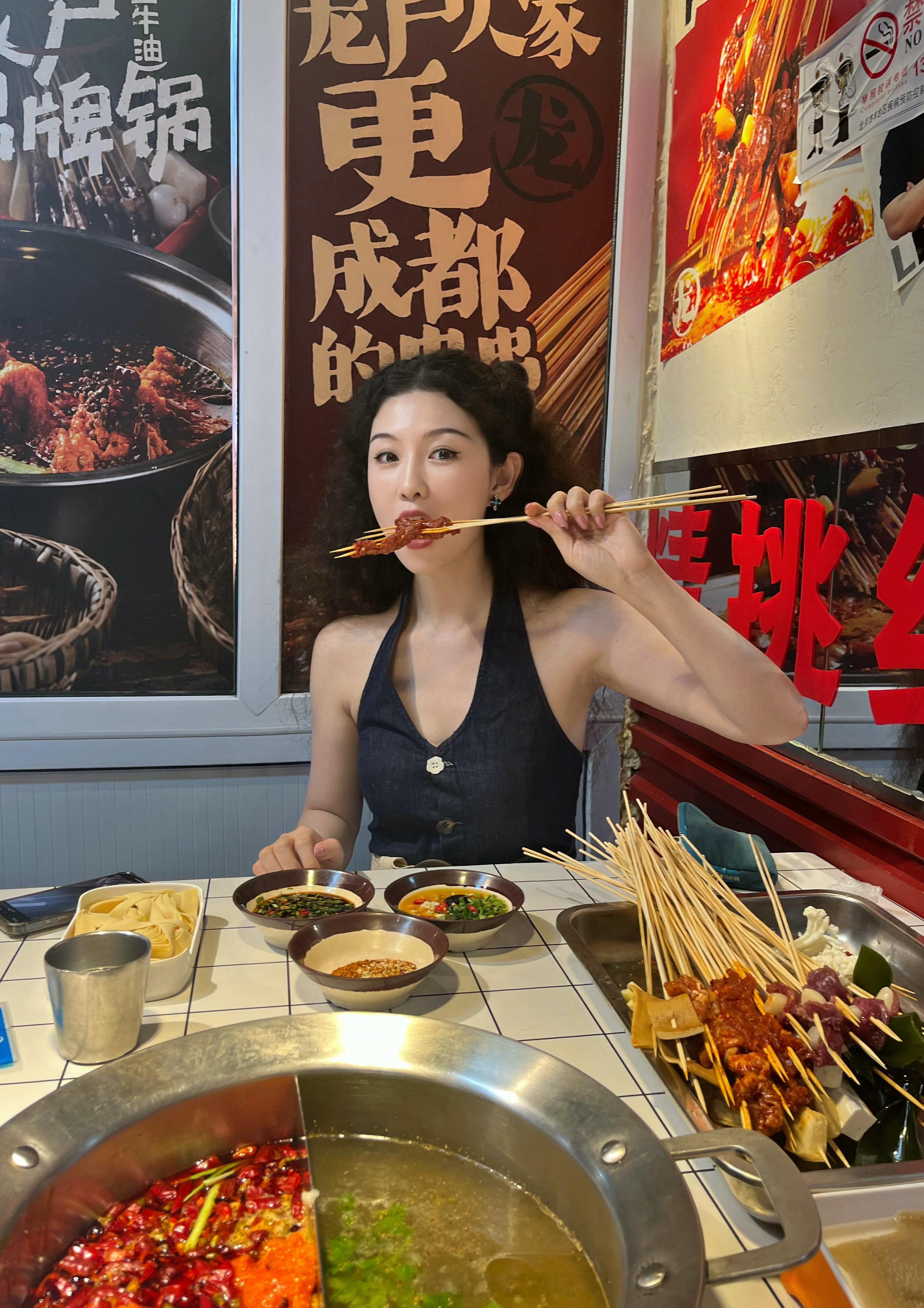 今晚可是有三个油碟的辫子好久没吃火锅啦！ 