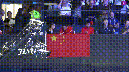 许昕在看比赛之前，
找了面国旗，
号召小枣和龙队一起，
左右在粘胶带，
小枣很快