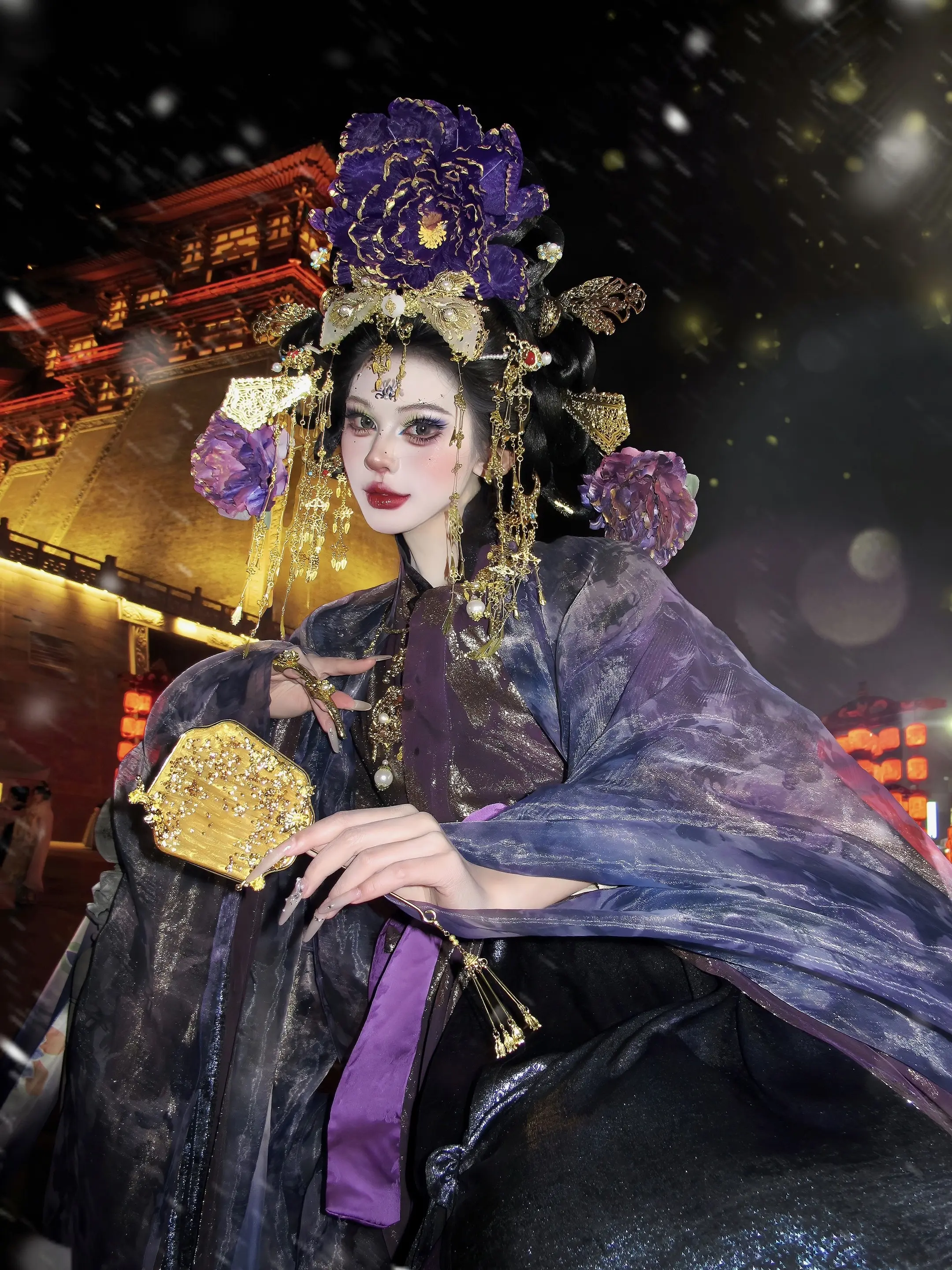 唯有牡丹真国色，花开时节动京城。