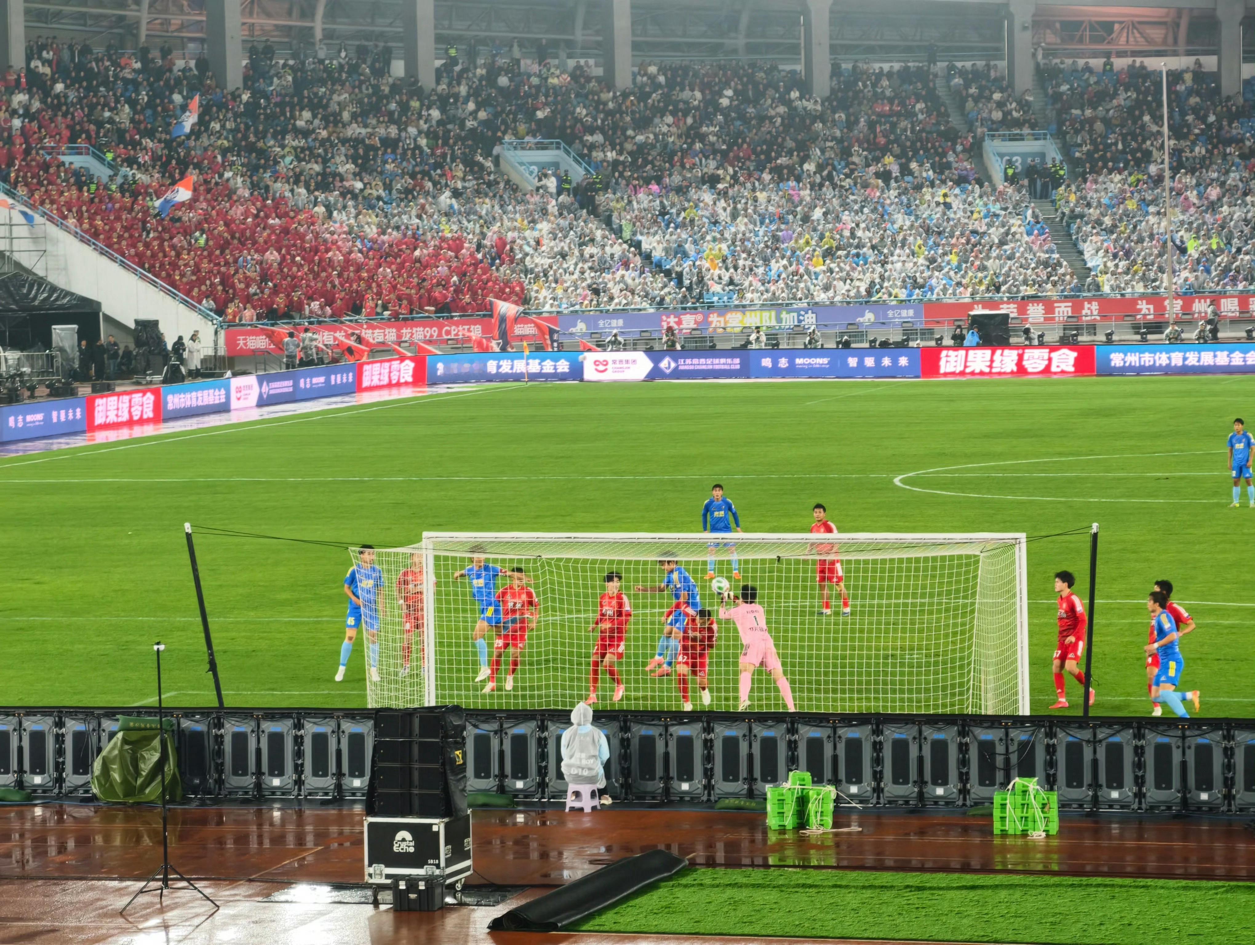 苏超唯一的团粉是担架队江苏十三太保互不相让，只有十四队一视同仁！不管是谁，倒了就