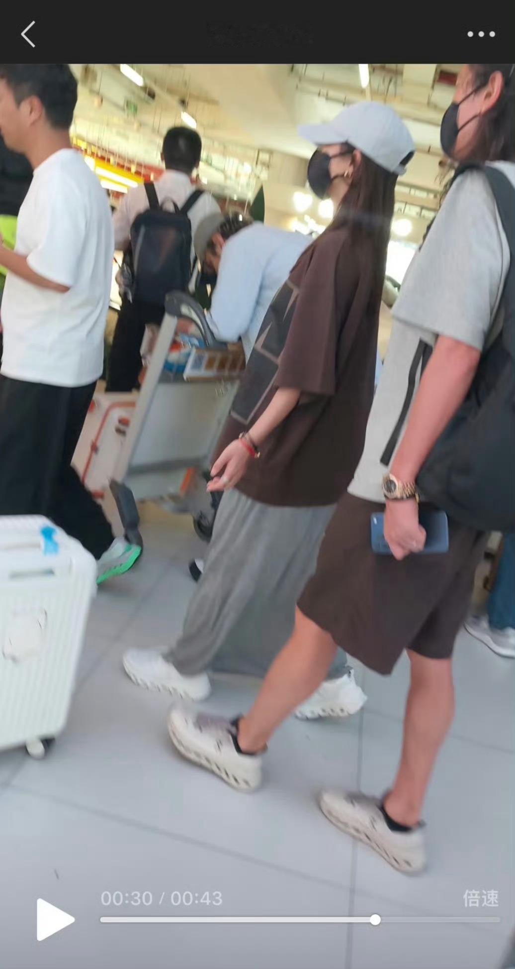 曝张雅钦疑似怀孕网传机场路透图引发讨论，有网友猜测张雅钦疑似怀孕。回顾：今年7月