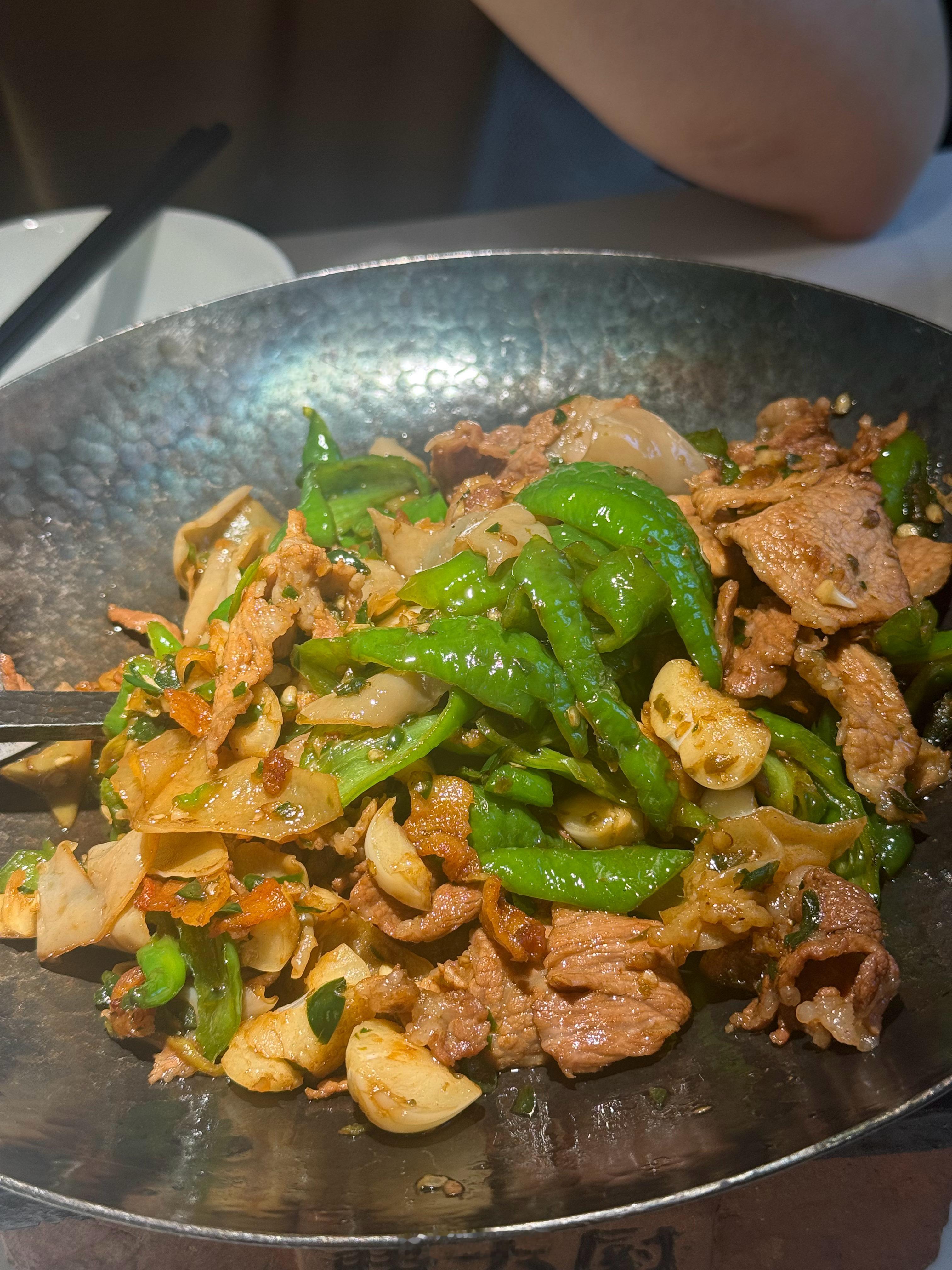 这费大厨炒肉确实很香但是感觉味精放的太多了吃完一顿喝半桶水