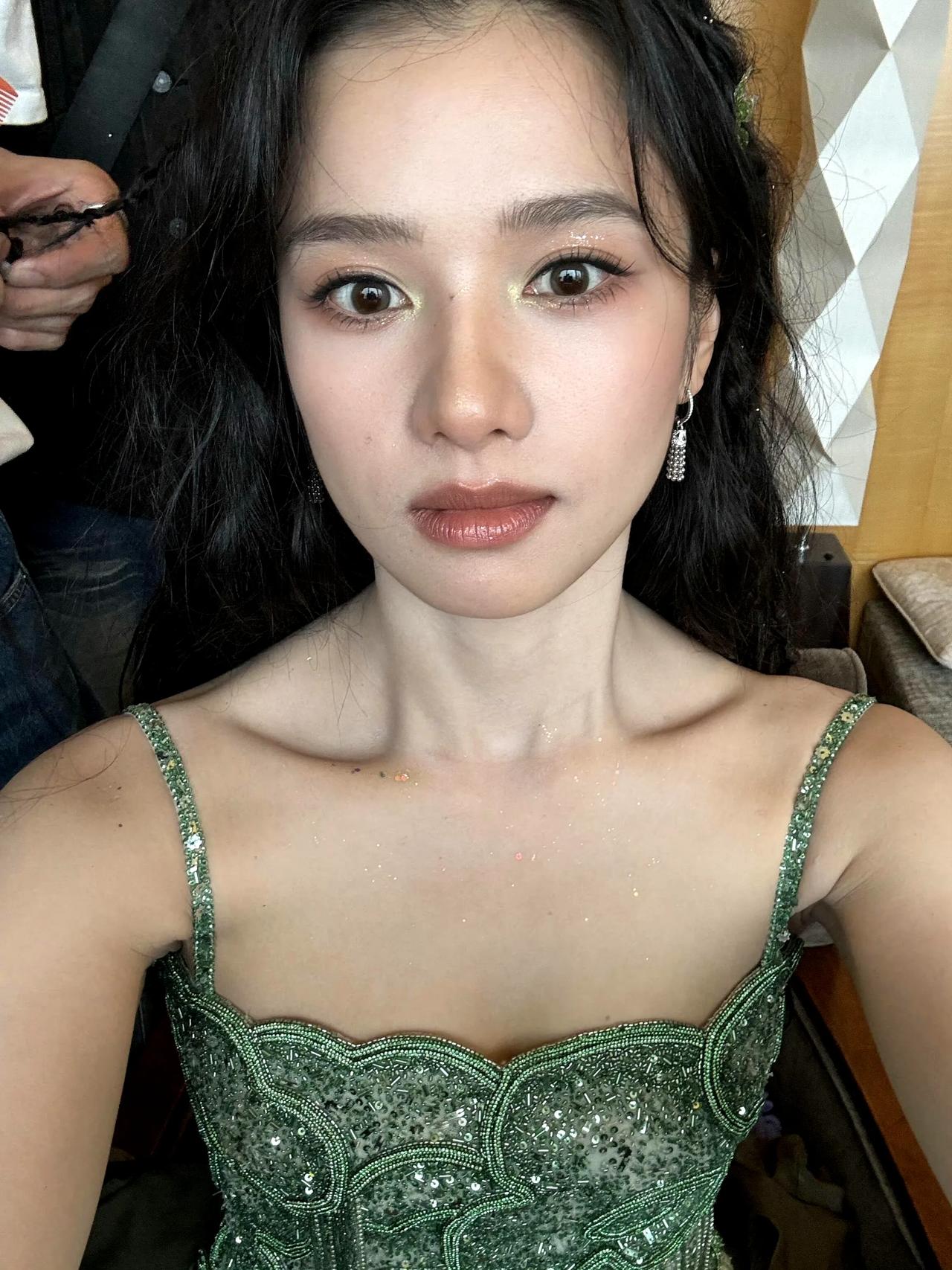 张婧仪原相机自拍好绝，她的骨相优势太美了！
张婧仪的骨相优势体现在她面部结构的精
