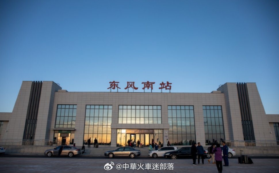 铁路一日一站【东风南站】位于内蒙古自治区阿拉善盟额济纳旗东风镇东风路与神箭路交叉