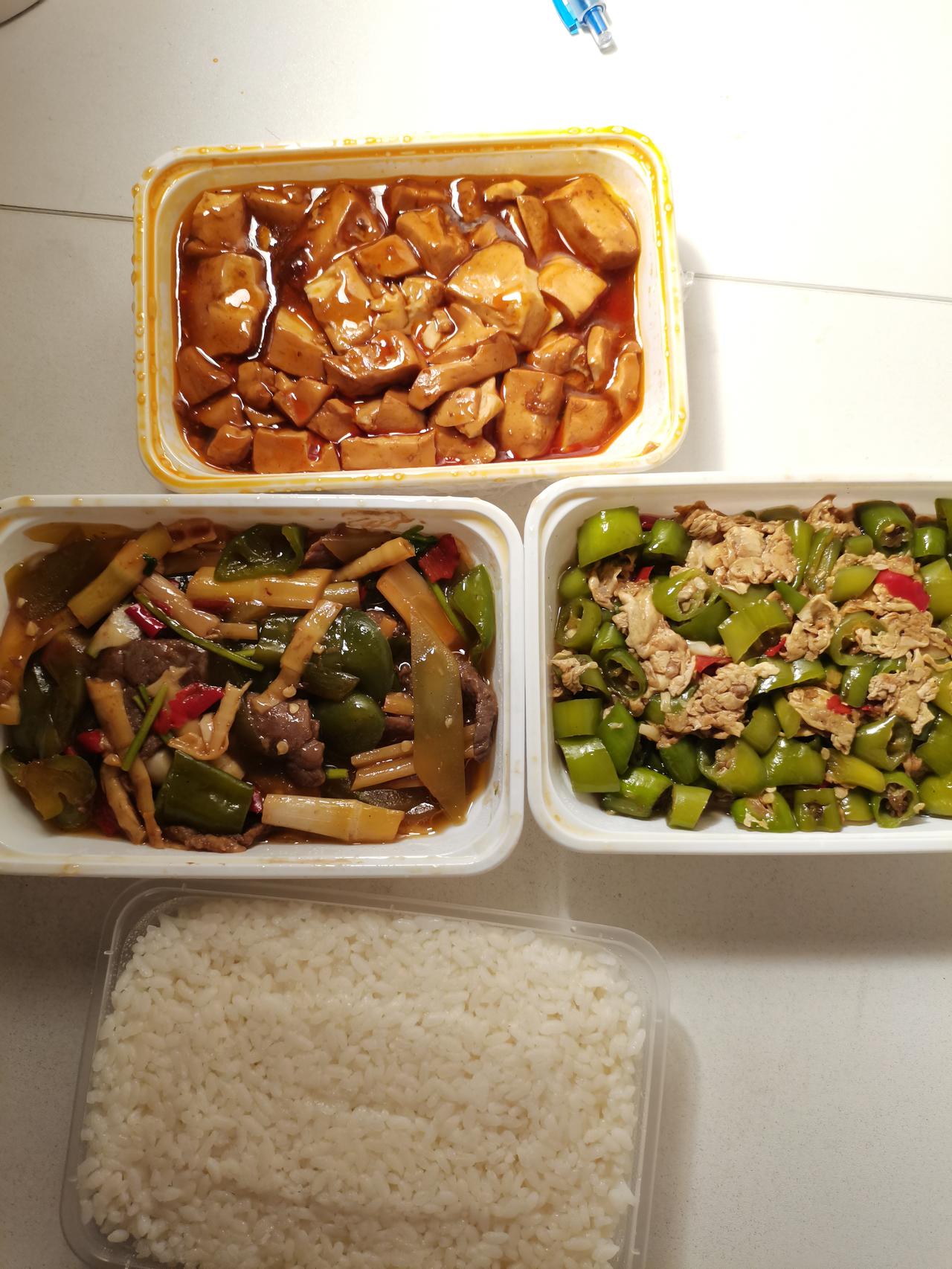 严重怀疑，
这夏夜里大开的食欲，
是纷纷的情欲转化来的。