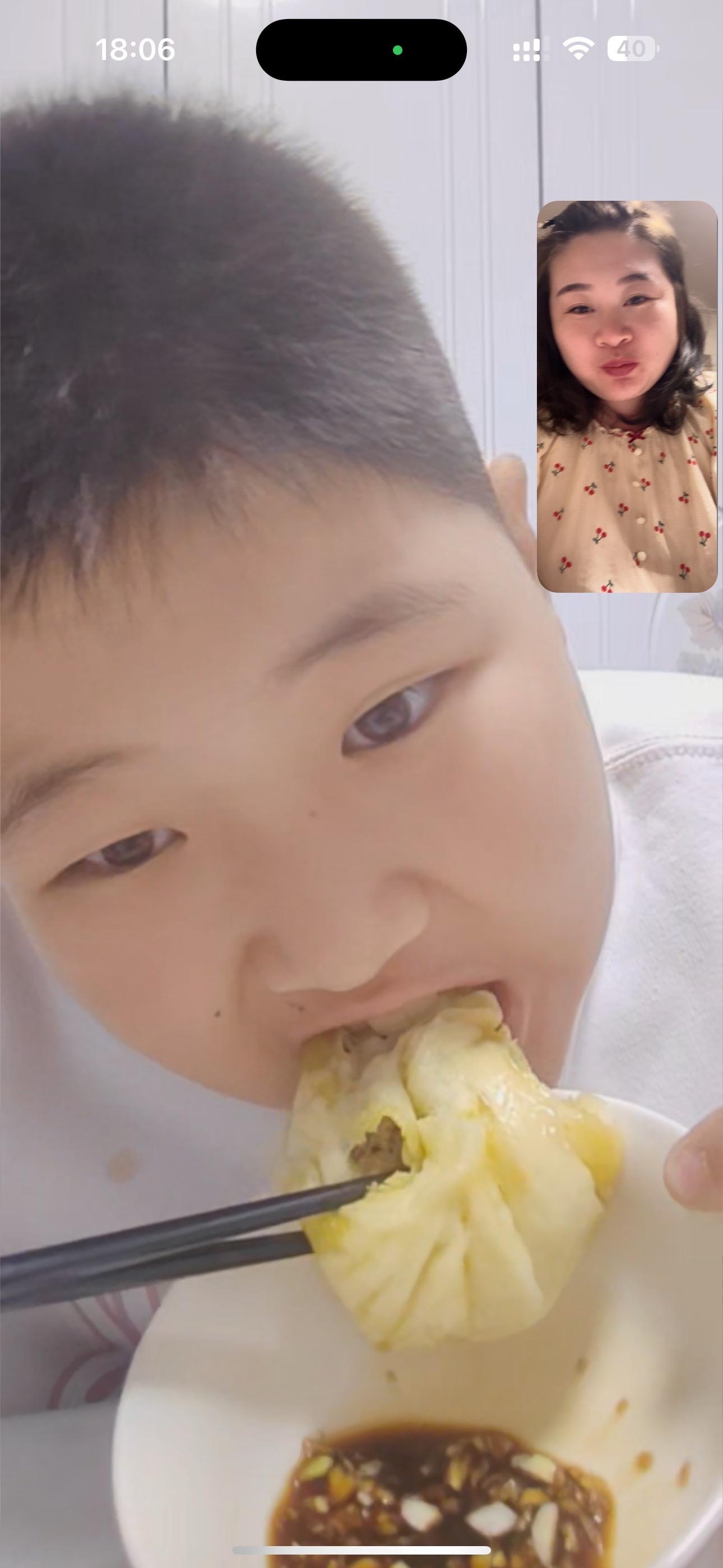 我们在国外干活，俩孩子在国内留守。儿子回国上学这么久了 第一次跟我说...
