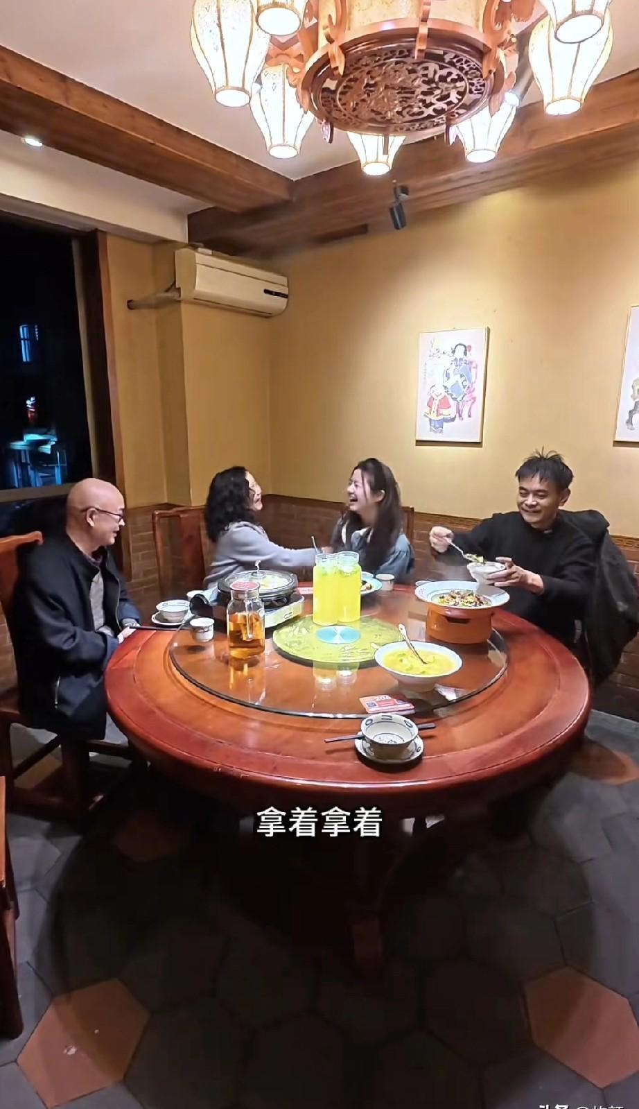 她收下10块钱盒子那一刻，婆婆笑了。
向晗他妈递过来的不是厚红包，是个挺贵的首饰