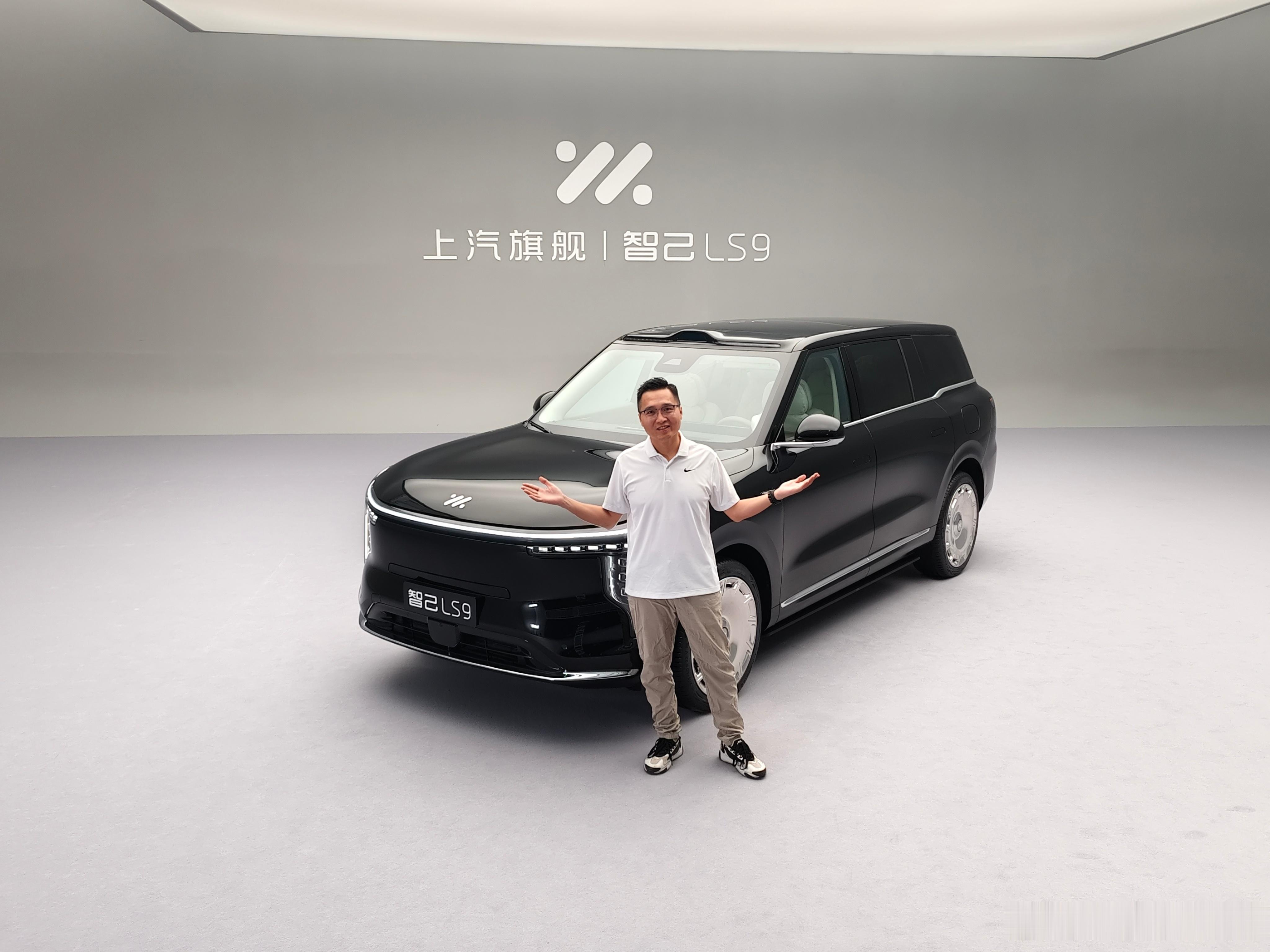 在5米2的大六座SUV智己LS9面前，人都能变小。整车给人一种四平八稳的设计感，