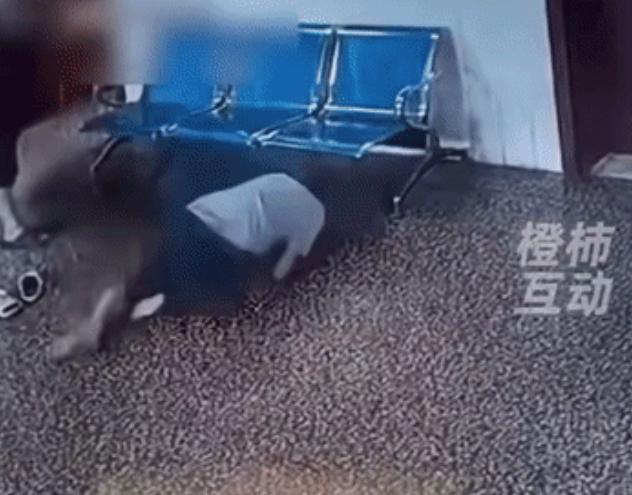 湖南一家医院大厅，监控拍下让人揪心的一幕，本来是看病就医的公共场所，直接爆发激烈
