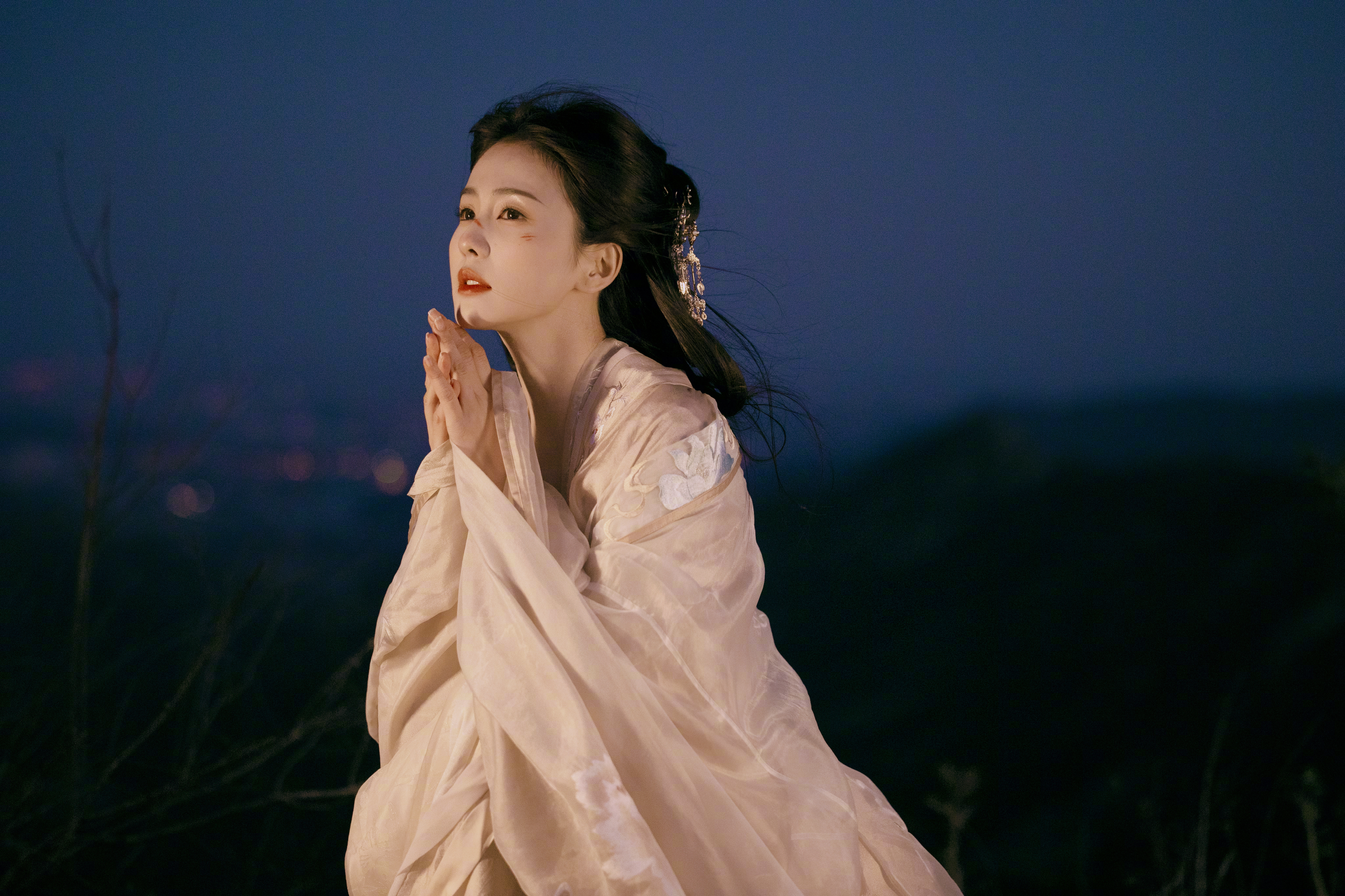 白鹿  穿汉服，展东方韵味。优雅的白鹿，侧身望向远方，仿佛在诉说着千年的故事。她