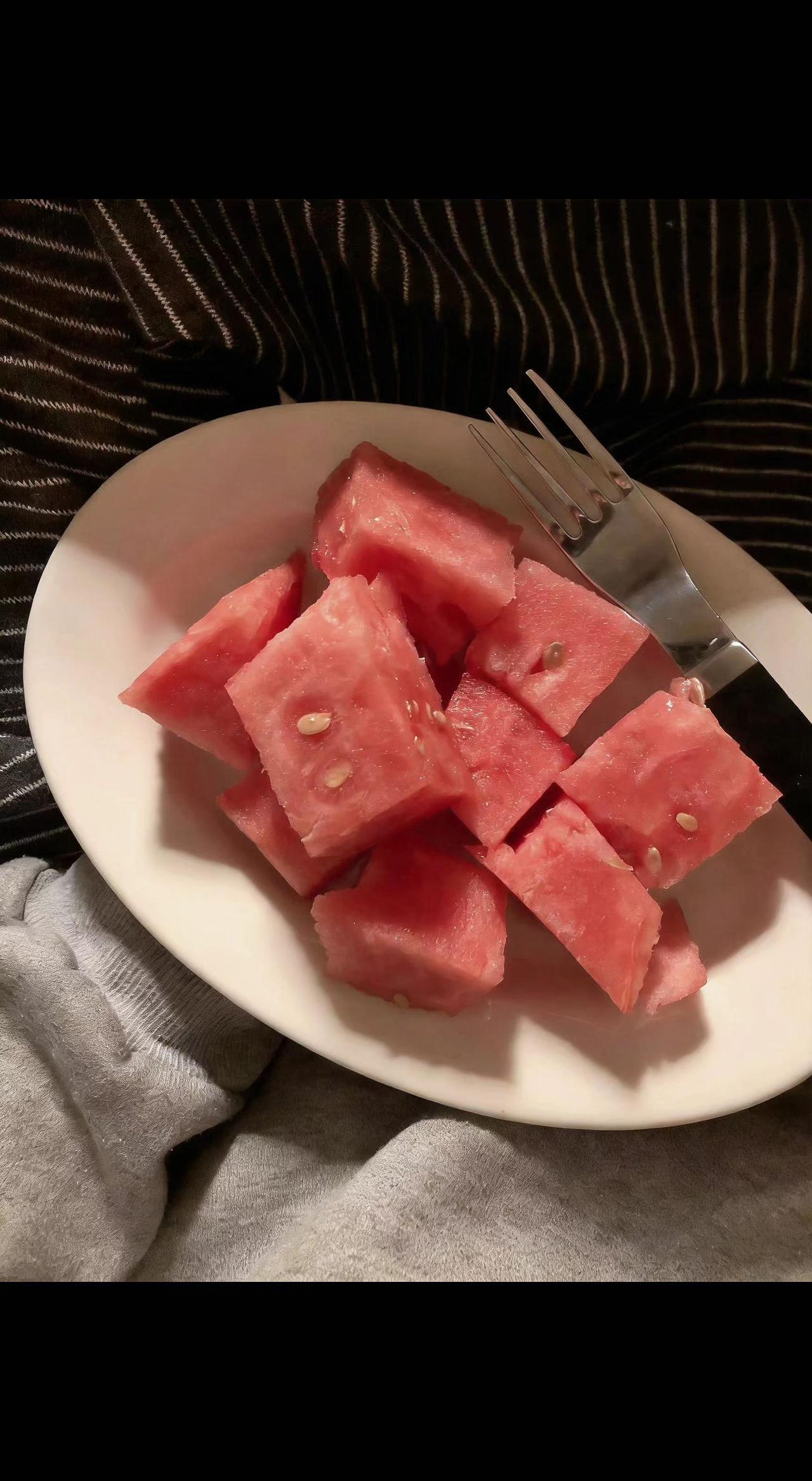 🍉这抹红是夏日最后的情书💌，甜汁在舌尖跳圆舞曲。夜凉如水，独食也是圆满✨。