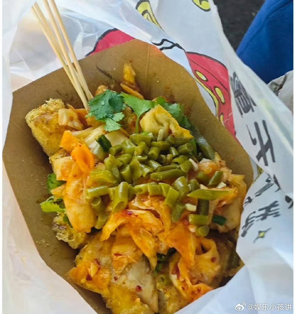 这就是大学生多吃不胖的原因吧 食堂干饭不手软，健身房撸铁不含糊！吃练平衡两手硬，