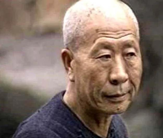 1950年，湘西匪首姚大榜正准备下山投降，一个渔翁突然送来两条鲤鱼，姚大榜脸色大