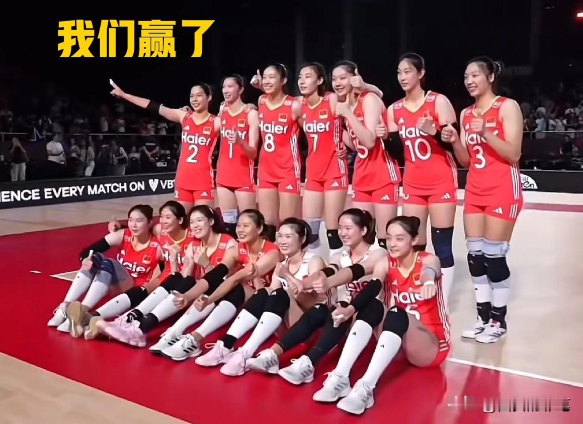 卡神笑了，教练鼓掌了，多米尼加女排彻底被征服！赛后合影，队员个个美滋滋，笑嘻嘻。