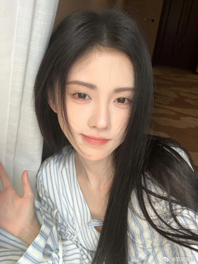 【明星居家风照片，谁的慵懒感戳中了你？】卸下妆造，抛开镜头前的精致营业，居家的松