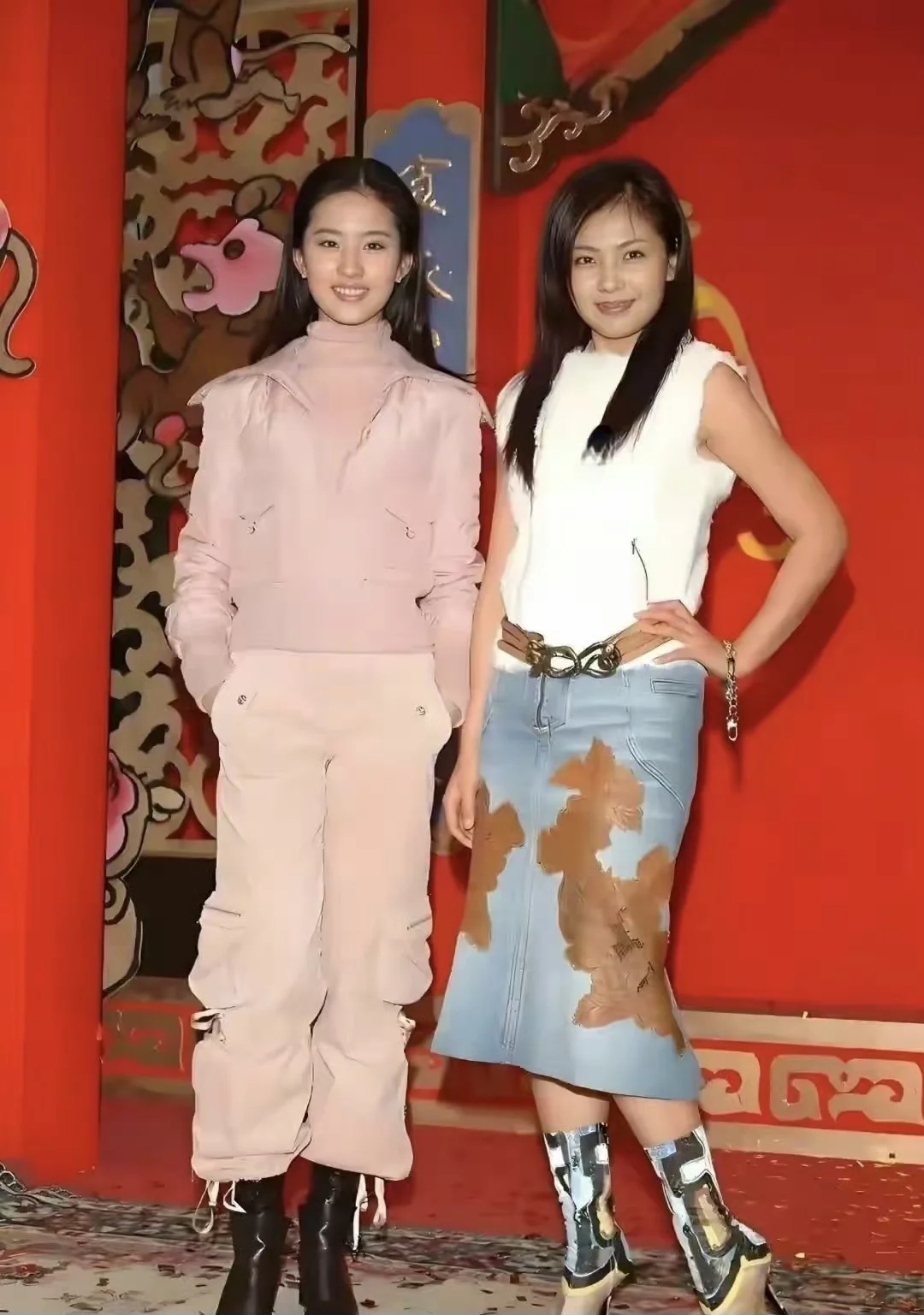 刘亦菲跟人合影的自信从容感怎么学？？
