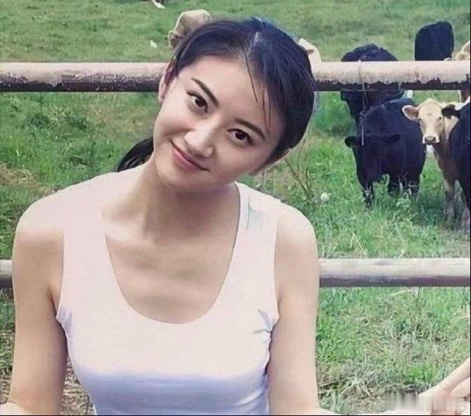 景甜上学时期的旧照流出，难怪会成为不少人心目中的白月光。 ​​​